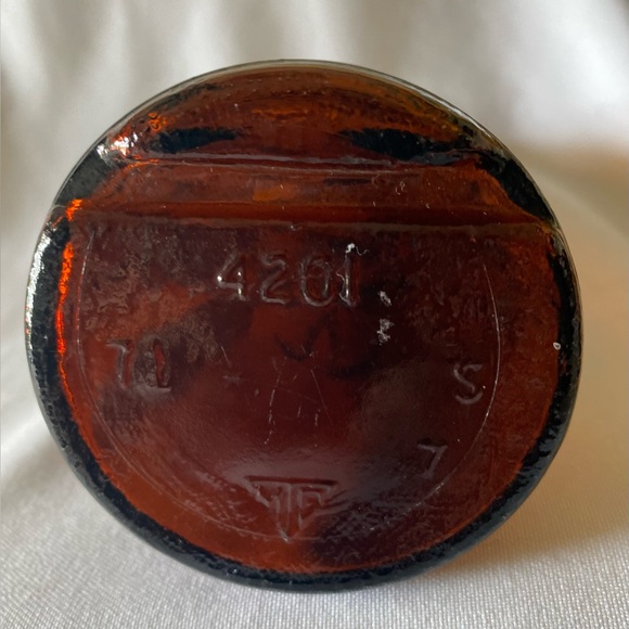 Vintage Mrs Butterworth Syrup Amber Glass Bottle with Yellow Metal Cap 1971 - Picture 6 of 7